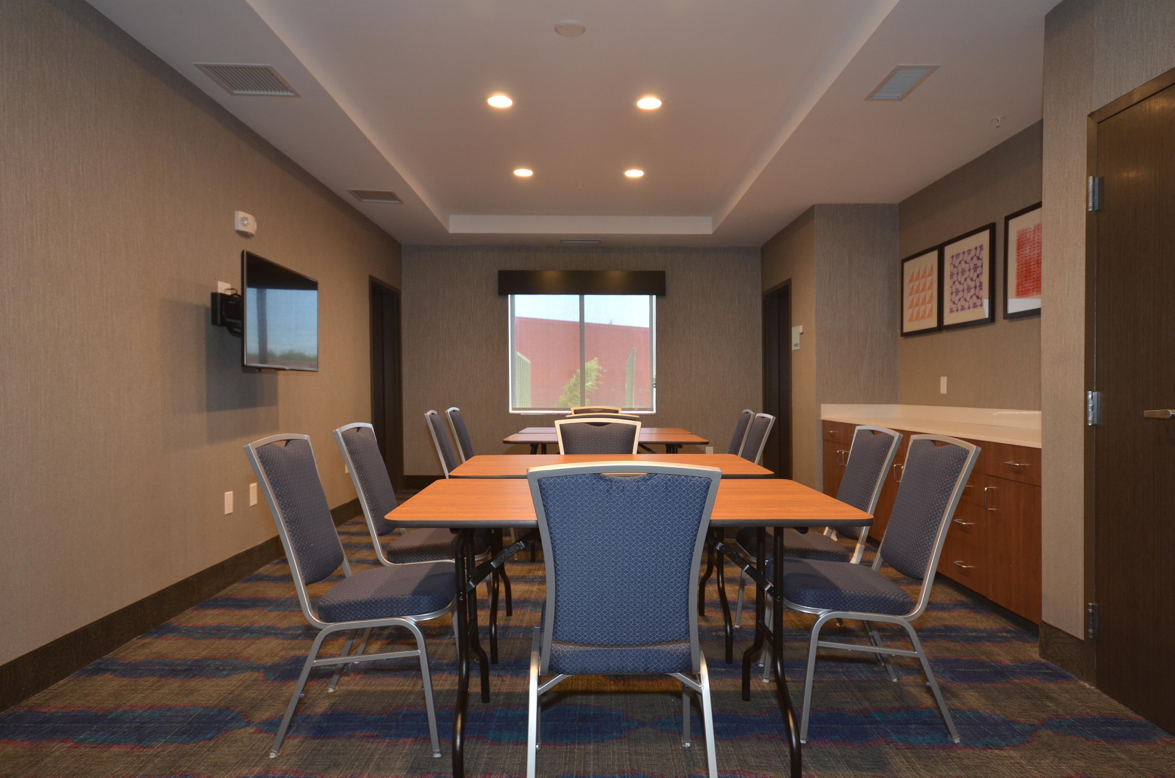 Express & Mid - Arpt Area By Ihg Hotel 3*